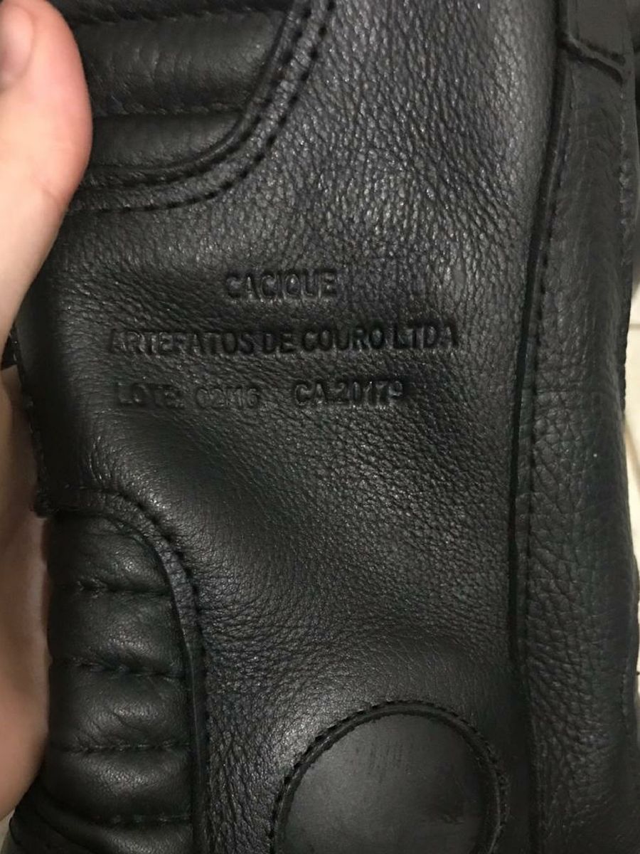 bota de couro motoqueiro