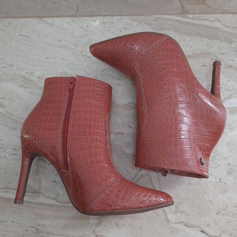 Bota hot sale envernizada vizzano