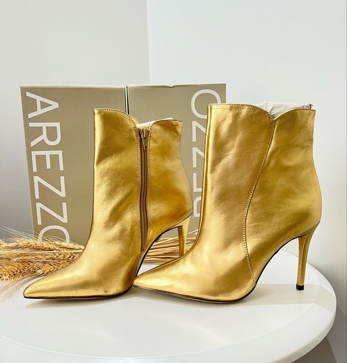 Bota Arezzo Dourada Metalizada Salto Fino Bico Fino Desejo