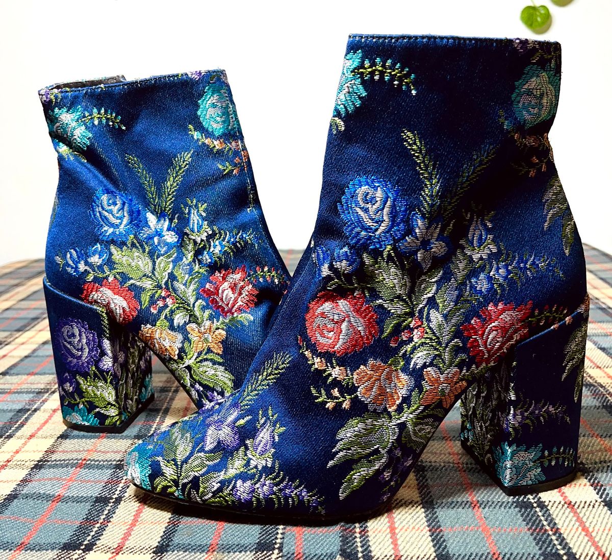 Bota Azul com Bordados Florais Zara Bota Feminina Zara Usado