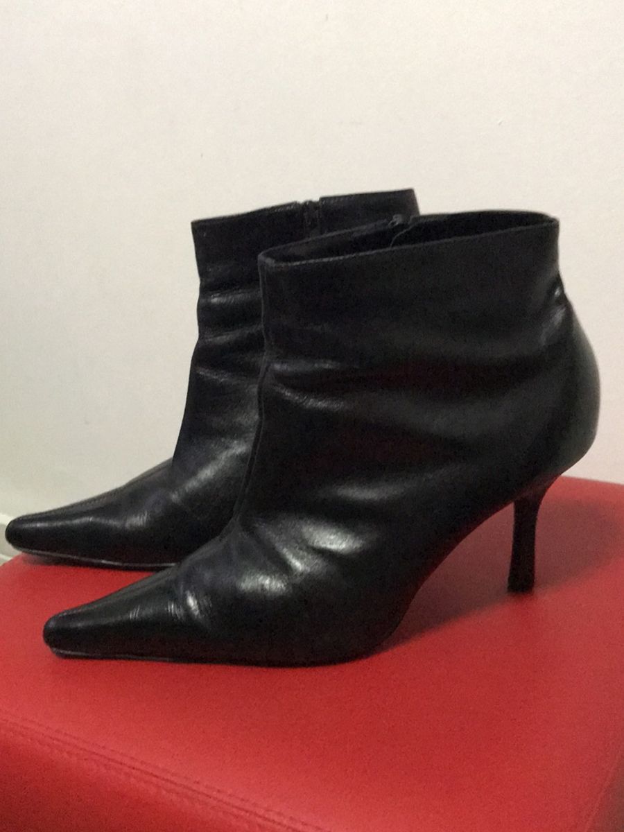 bota bico fino cano medio