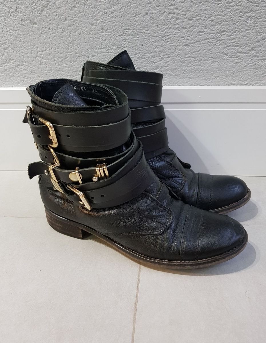 bota coturno couro santa lolla fivelas preta