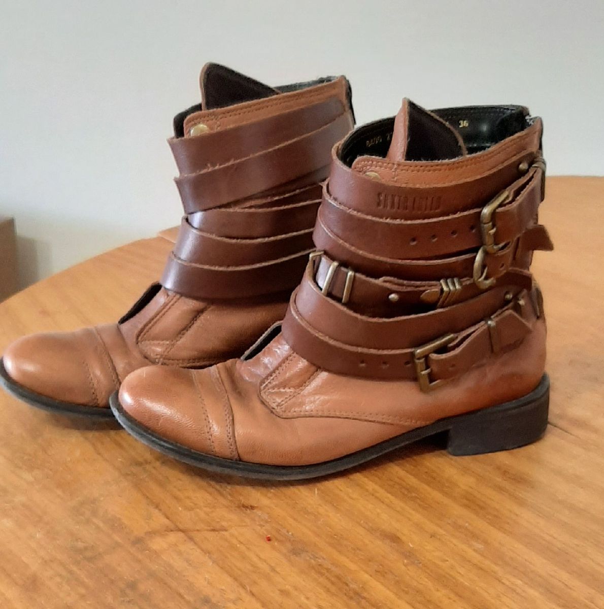 bota biker couro santa lolla fivelas caramelo