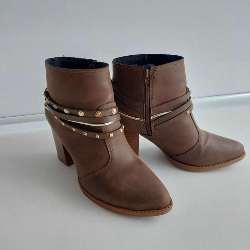 Bota feminina cano curto tachas store beira rio