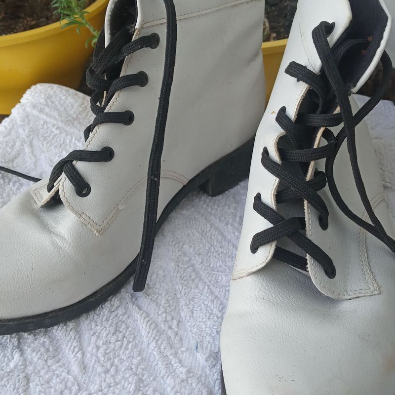 Bota branca hot sale sapatinho de luxo