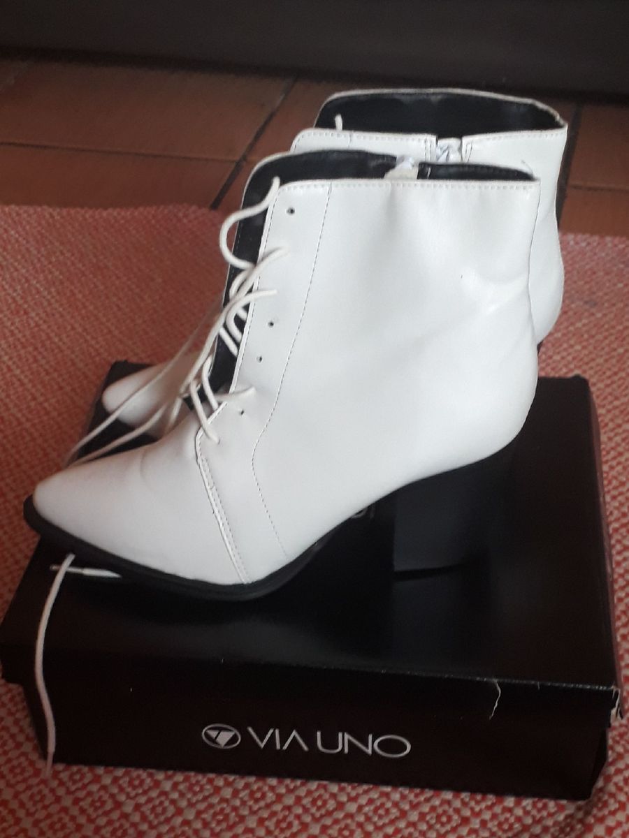 bota branca via uno