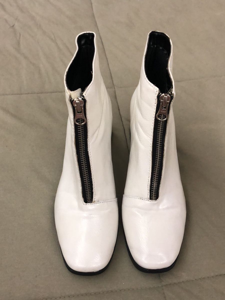 bota branca com ziper na frente