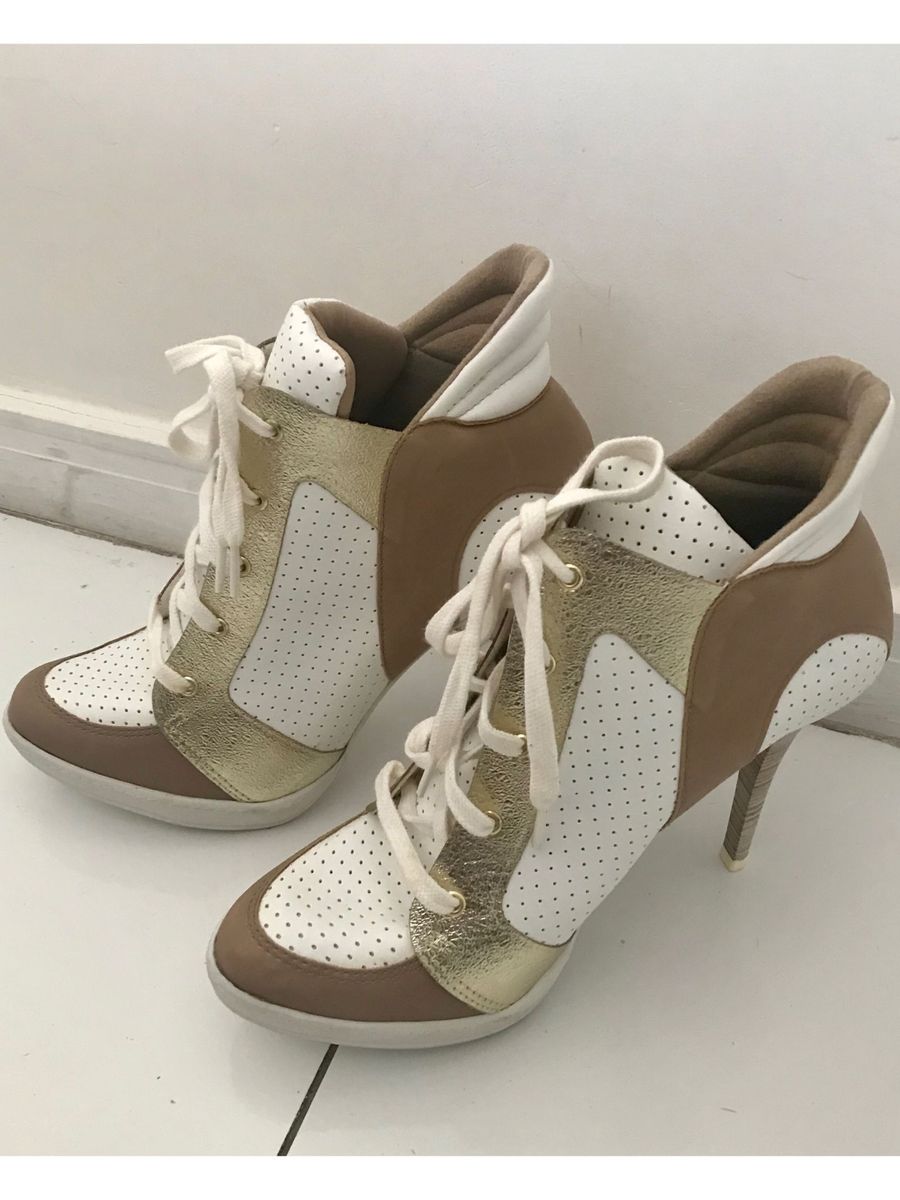 bota estilo tenis