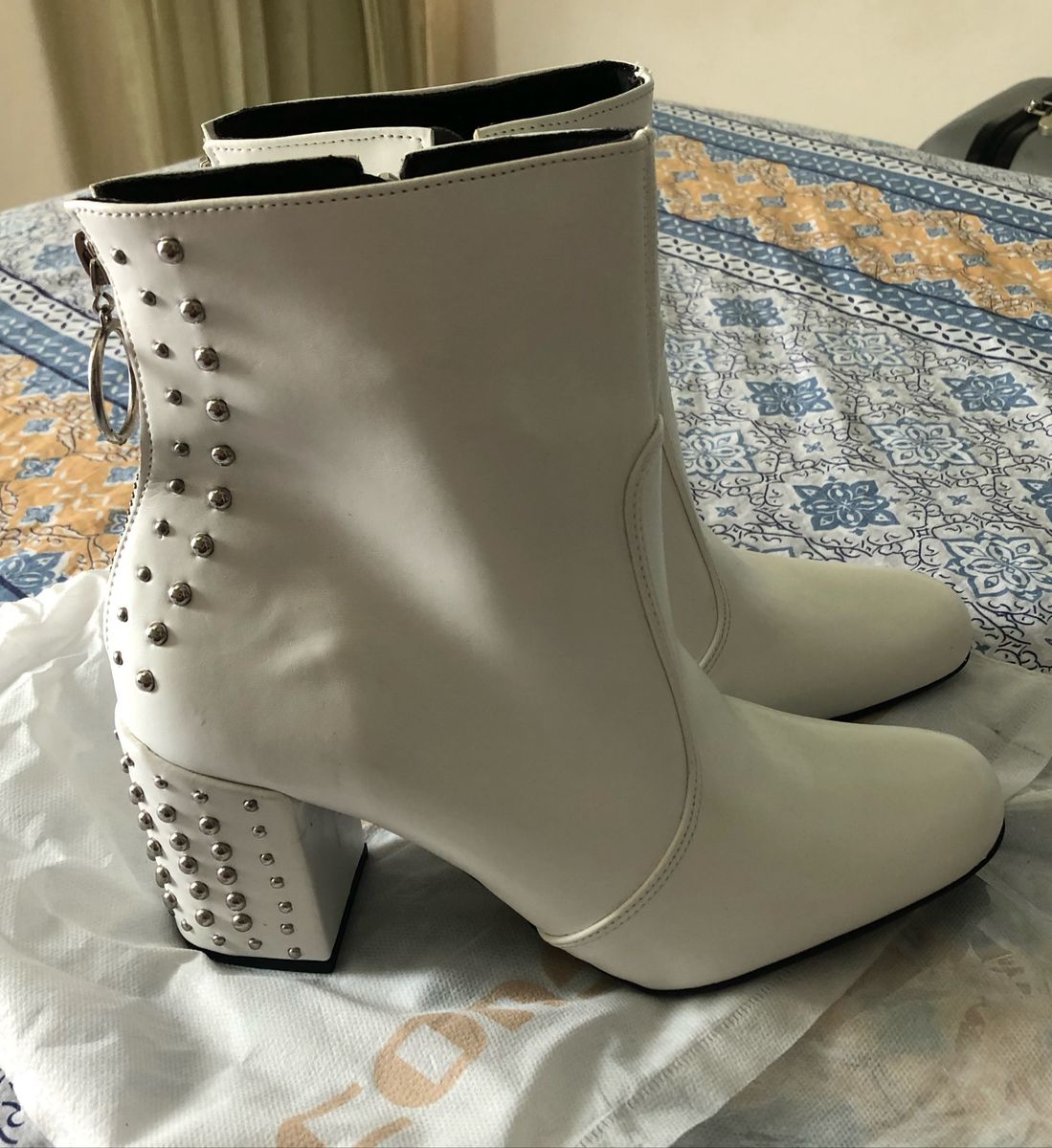 bota branca constance