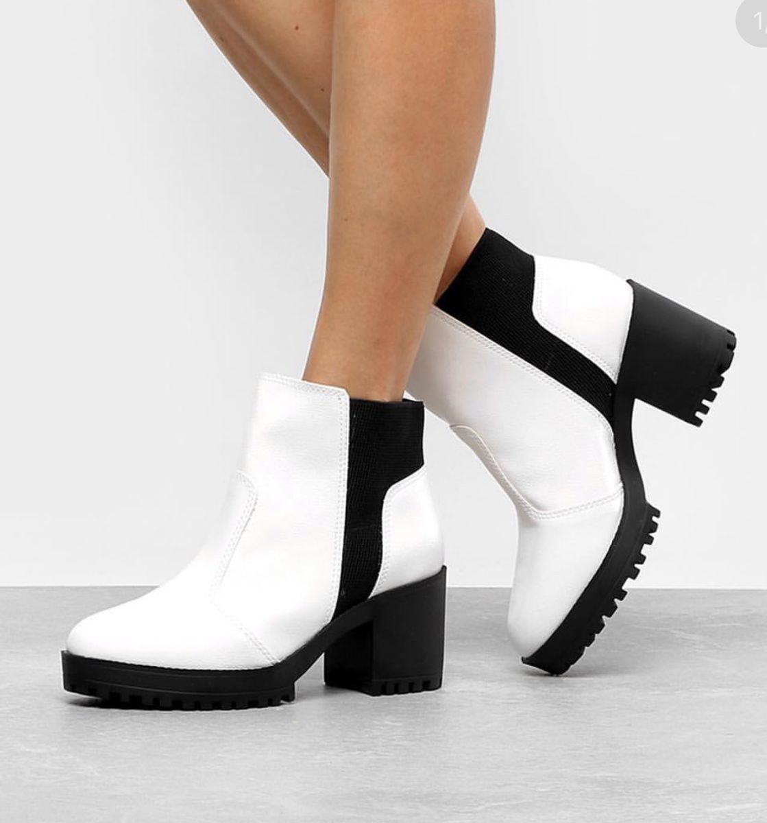 bota branca com salto preto