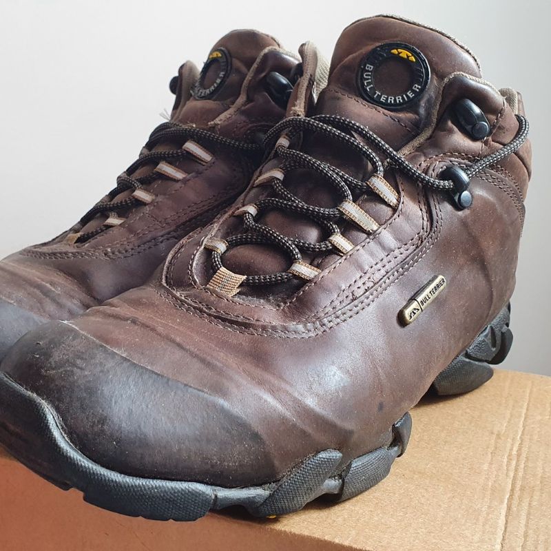 Bota Masculina Em Couro Caterpillar Reforçada E Impermeável