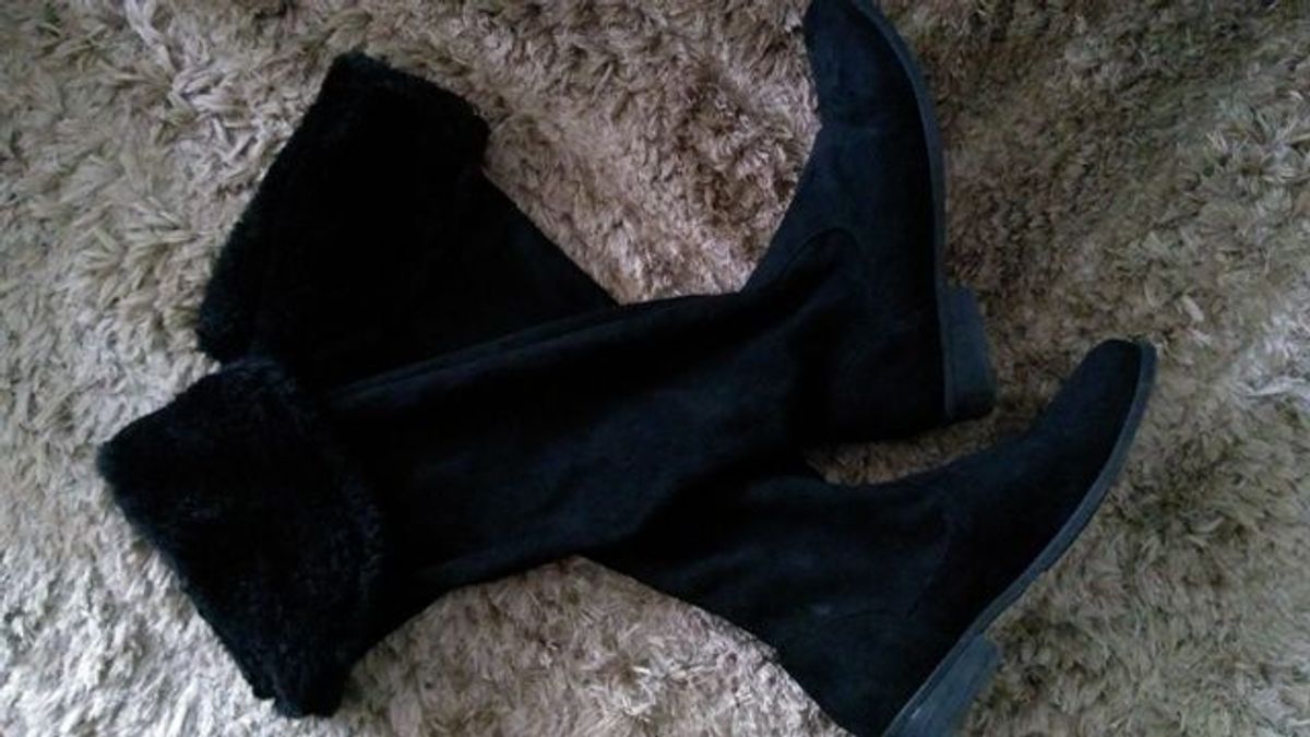 bota de camurça com pelinho