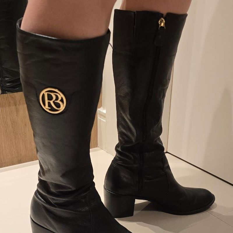 Bota Cano Alto, em Couro Preta, Raphaella Booz, Tamanho 37