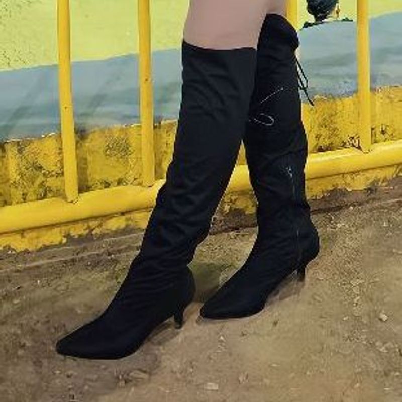 Bota Cano Alto Preta com Detalhe Amarrar Bico Fino Tamanho 39