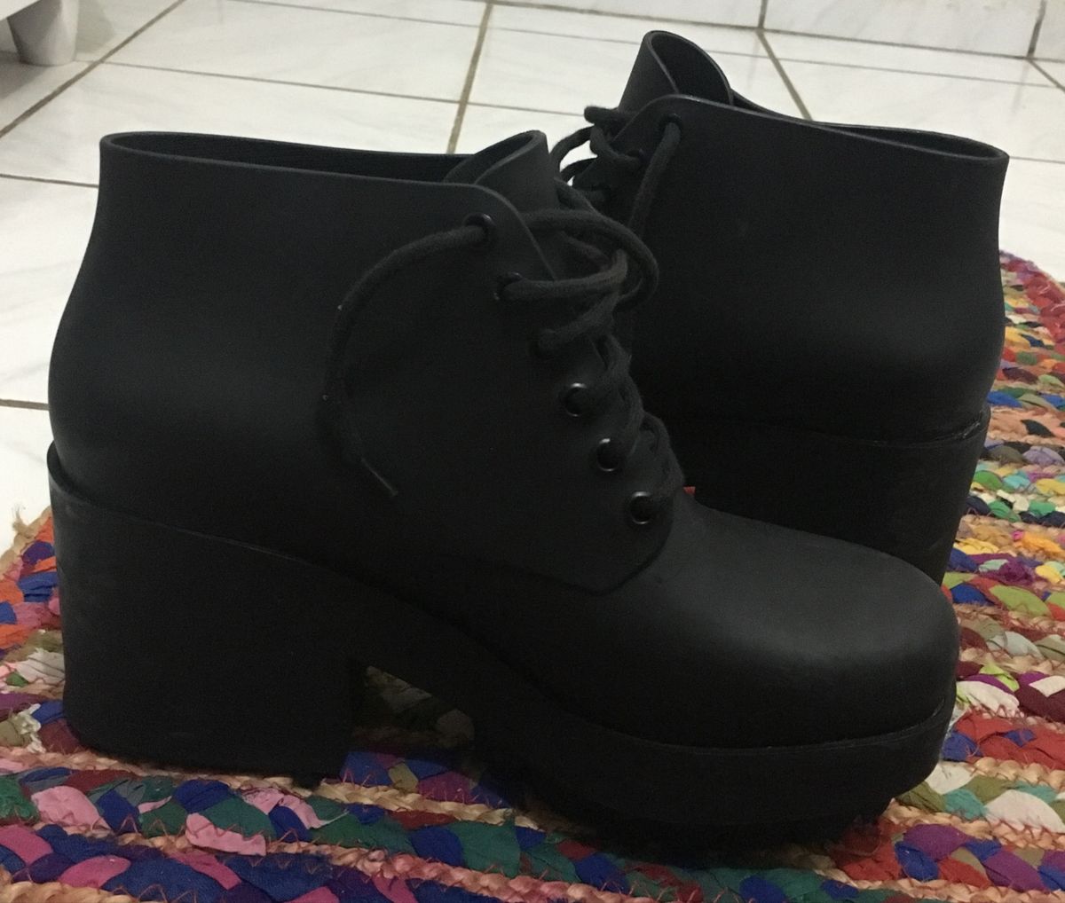 bota cano curto salto grosso melissa