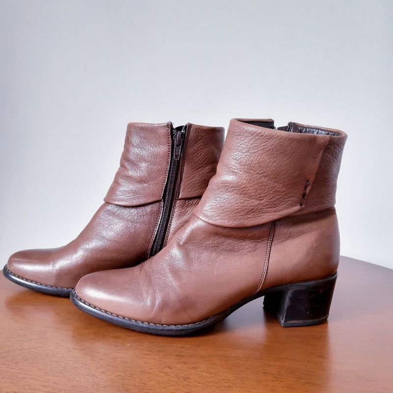 Bota Corello Bota Cano Curto Enjoei Hat With Fur Ball On Top