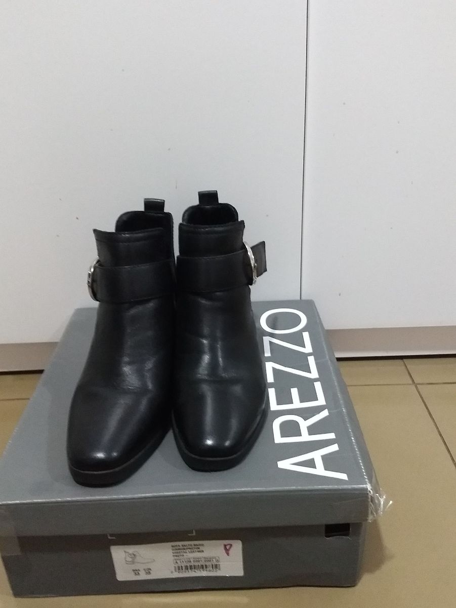 bota arezzo cano curto preta