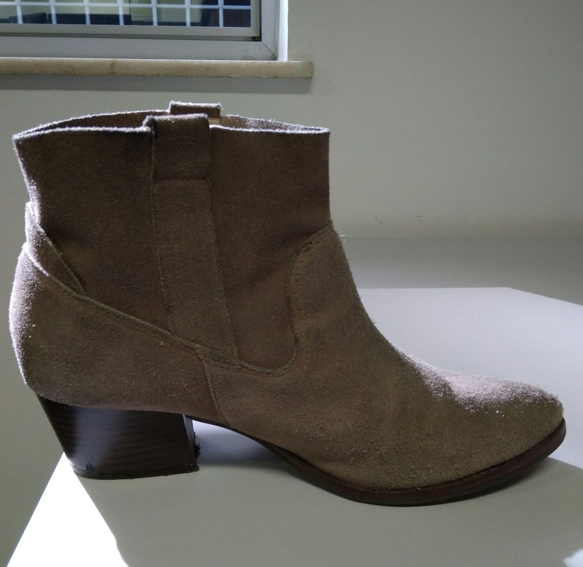 bota cano curto camurça bege