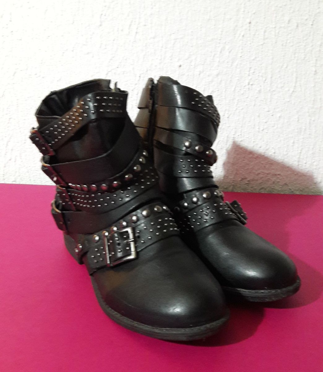 bota cano curto com tachas