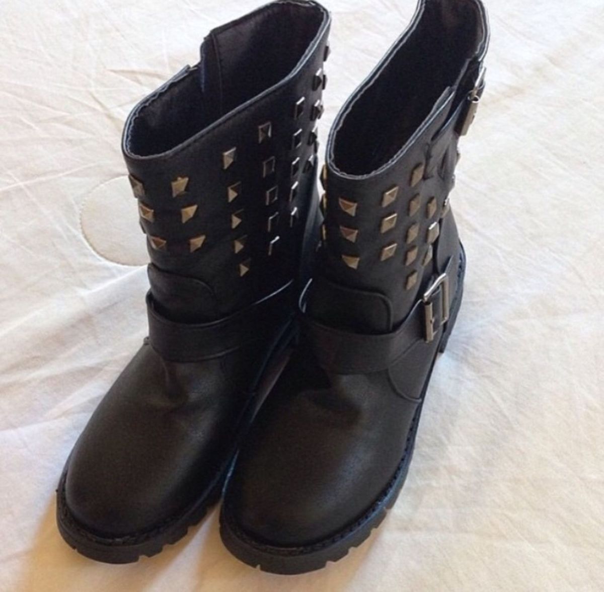 bota cano curto com tachas