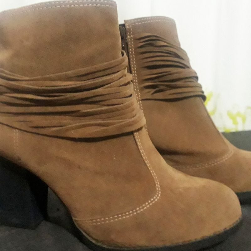 Bota Cano Curto em Camurça Caramelo Bota Feminina Moleca Usado 101115374  enjoei