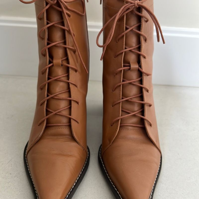 Bota Cano Curto em Couro Marrom, com Cadarço e Zíper, Salto Bloco 8cm,  Marca Moselle Bota Feminina Moselle Usado 89876667 enjoei