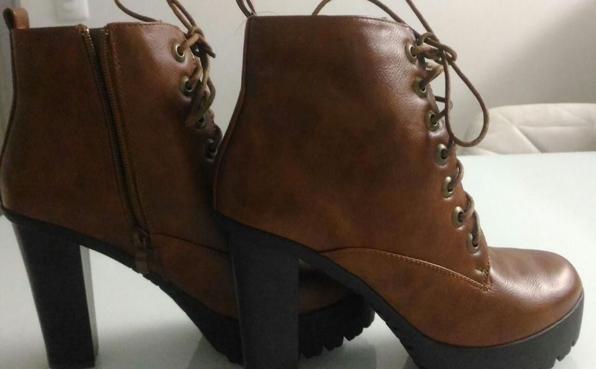 bota cano curto marrom com cadarço