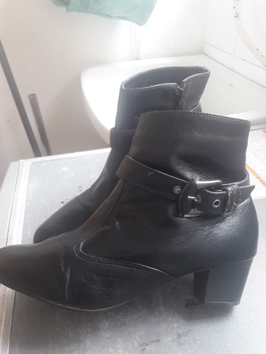 bota pequena preta