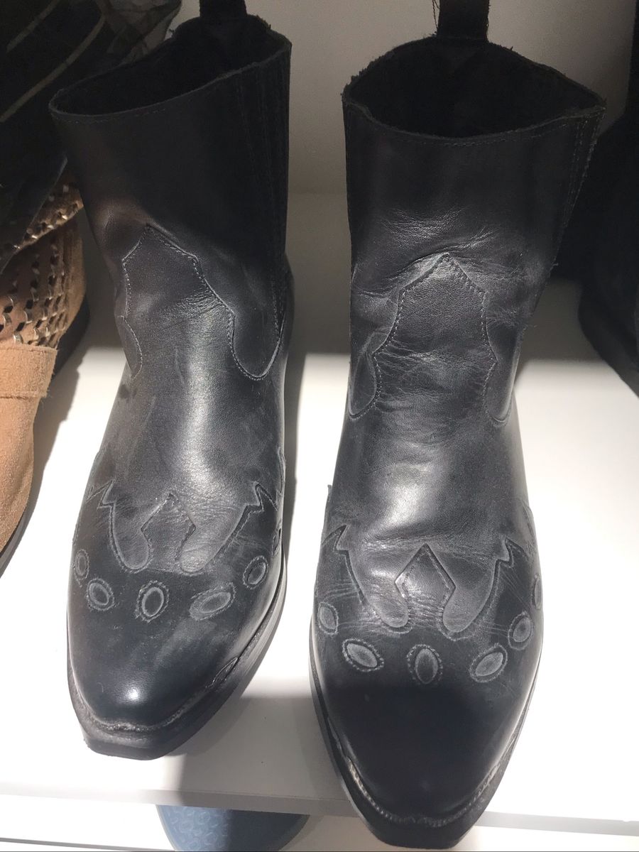 bota cano curto justa no tornozelo