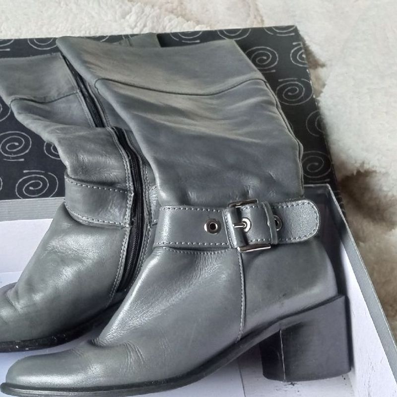 Bota cano longo store cinza