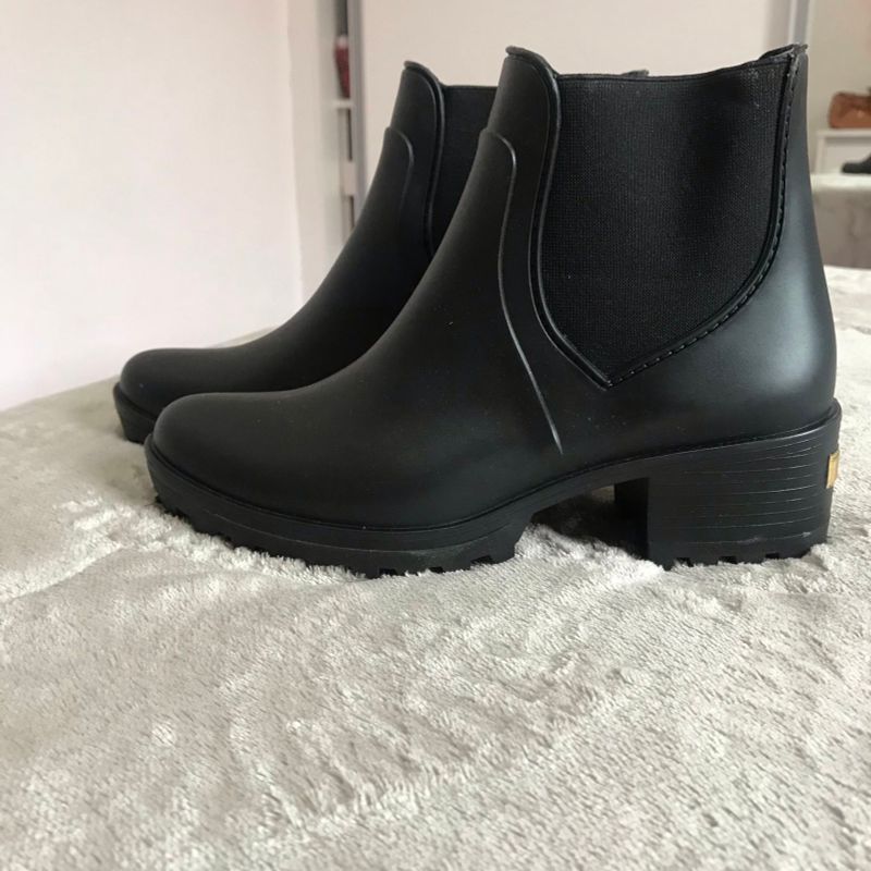 Bota chelsea tratorada store colcci