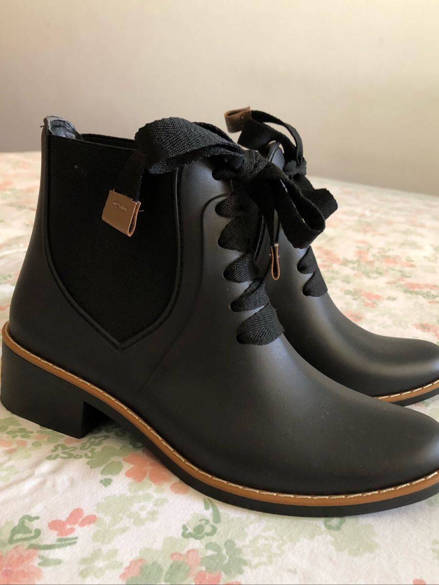 colcci bota chelsea colcci gorgurão preto