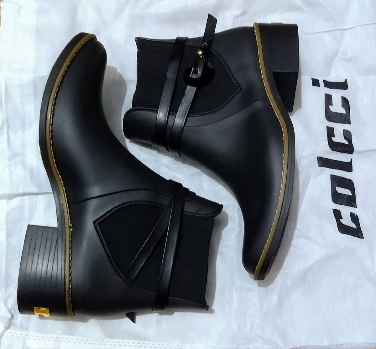 bota colcci chelsea preta
