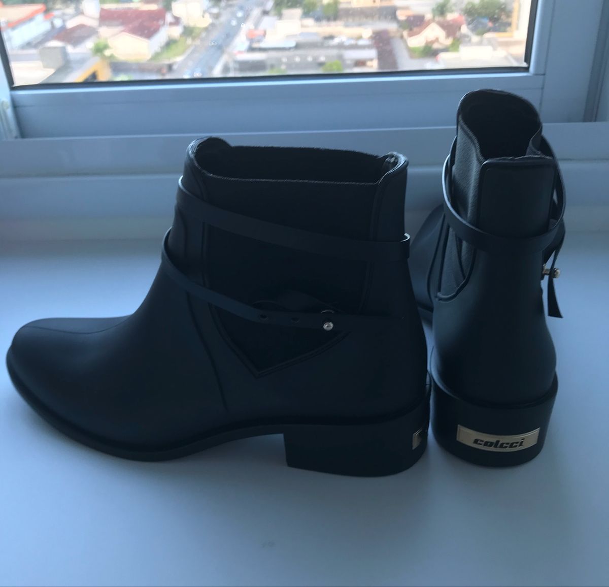 bota chelsea colcci tiras preto