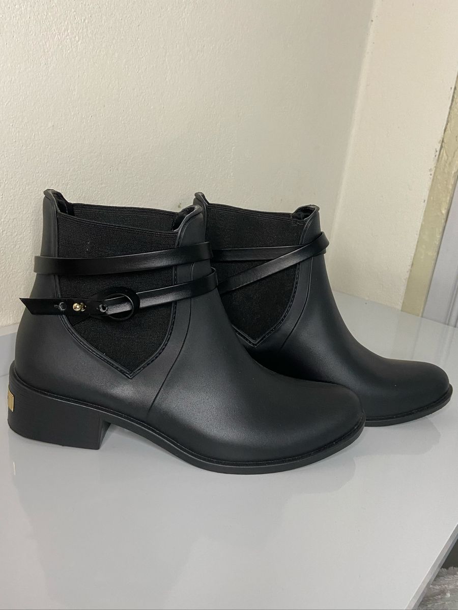 colcci bota chelsea colcci tiras preto