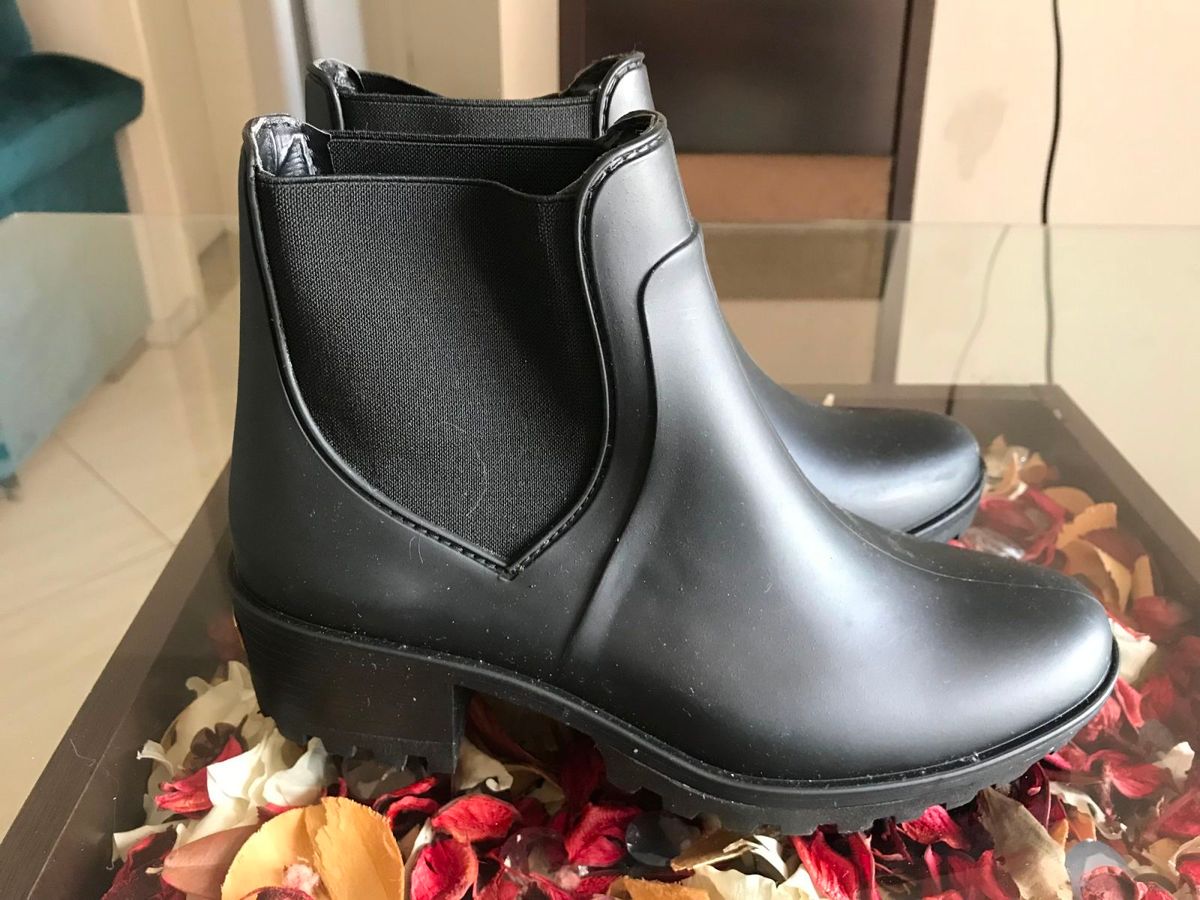 bota colcci chelsea preta