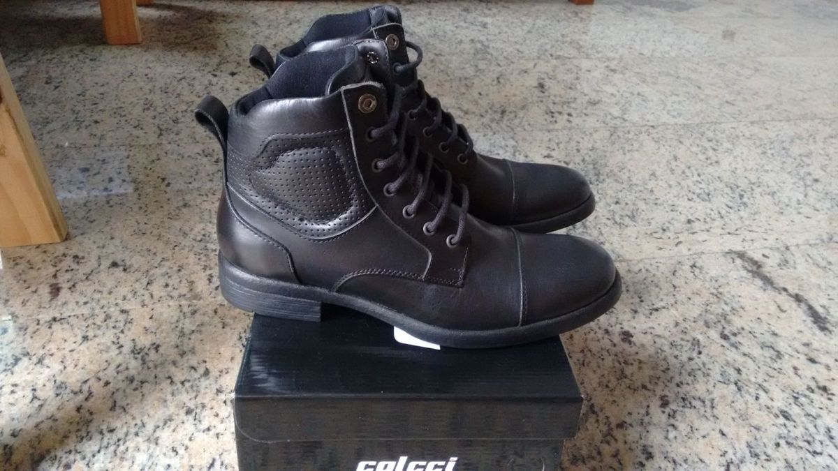 bota de couro masculina colcci