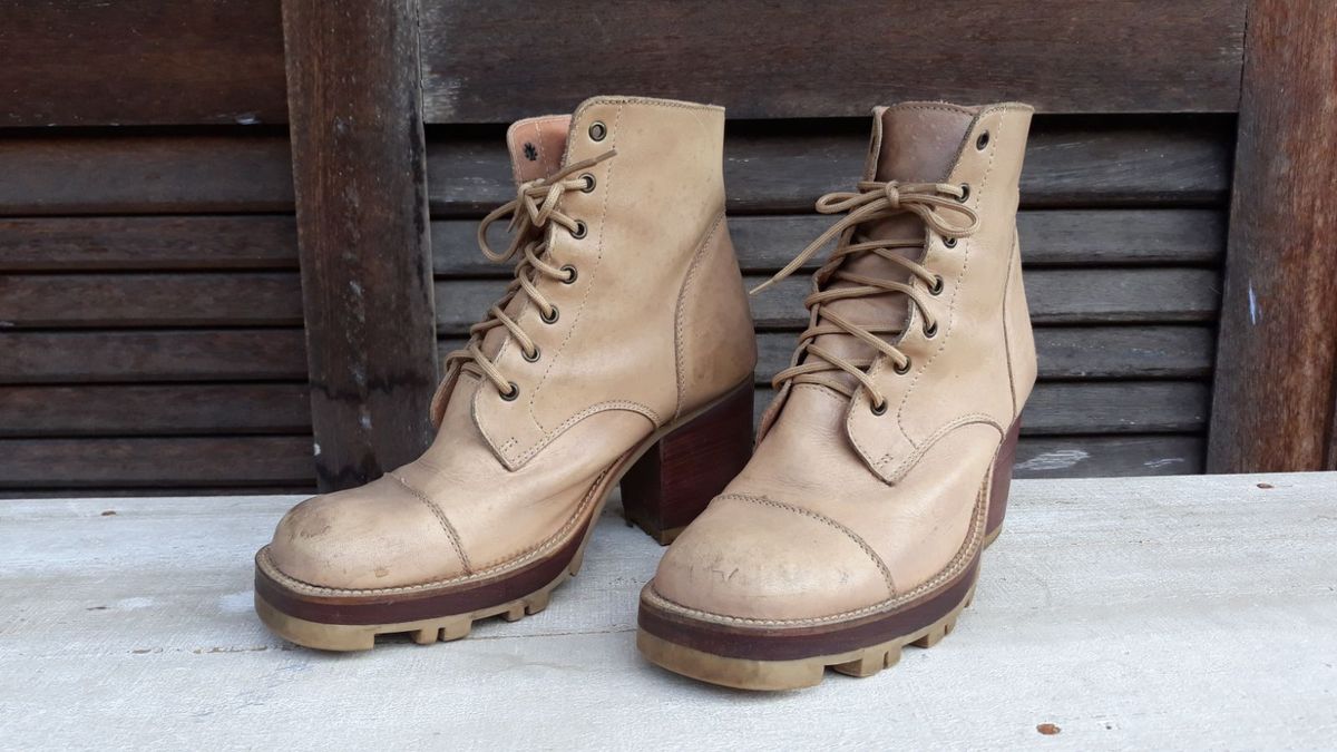 bota coturno bege feminina