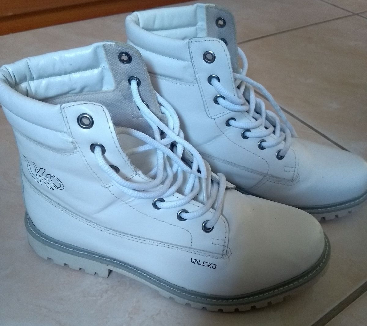 bota coturno masculina branca