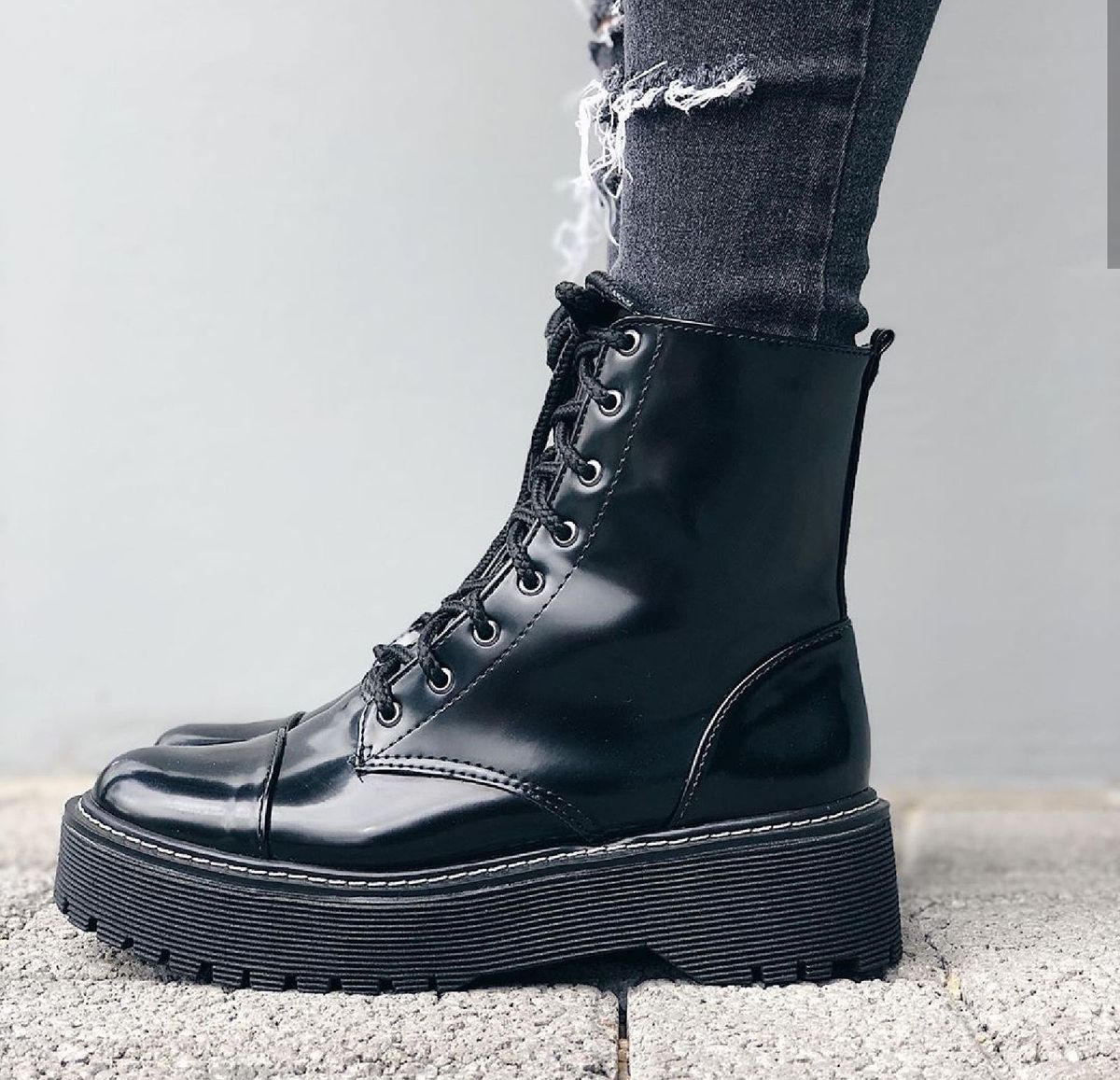 coturno preto dr martens