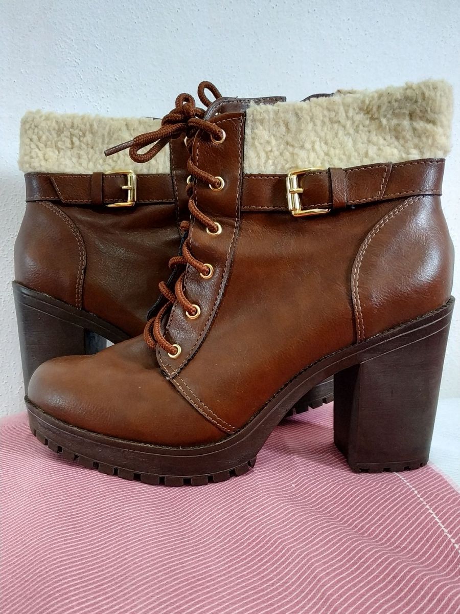 bota coturno com pelinho