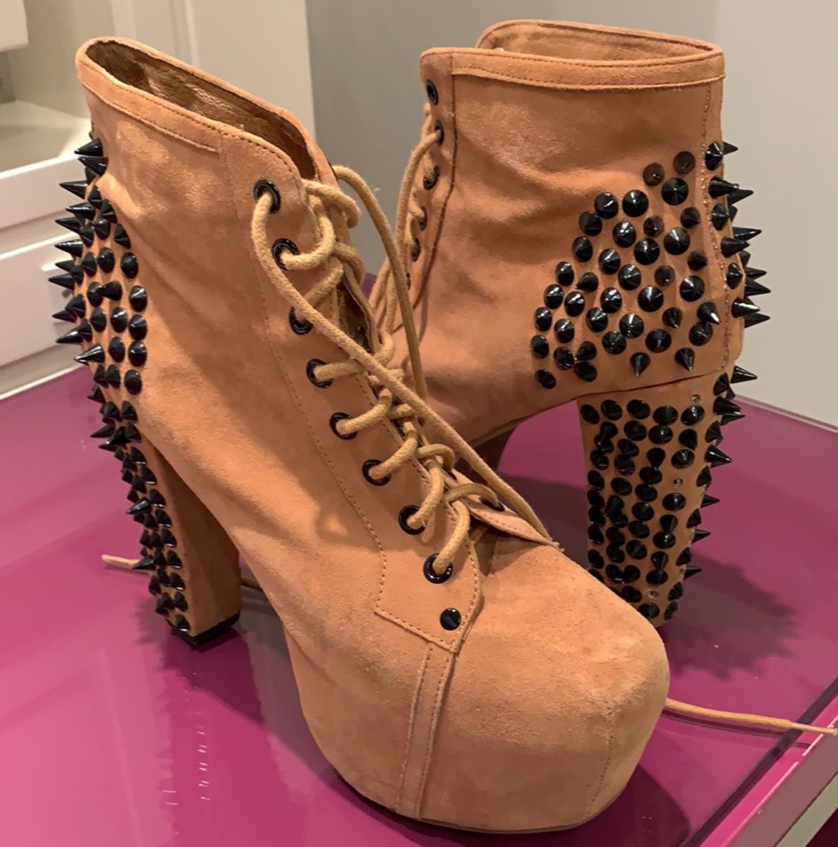 salto alto com spikes