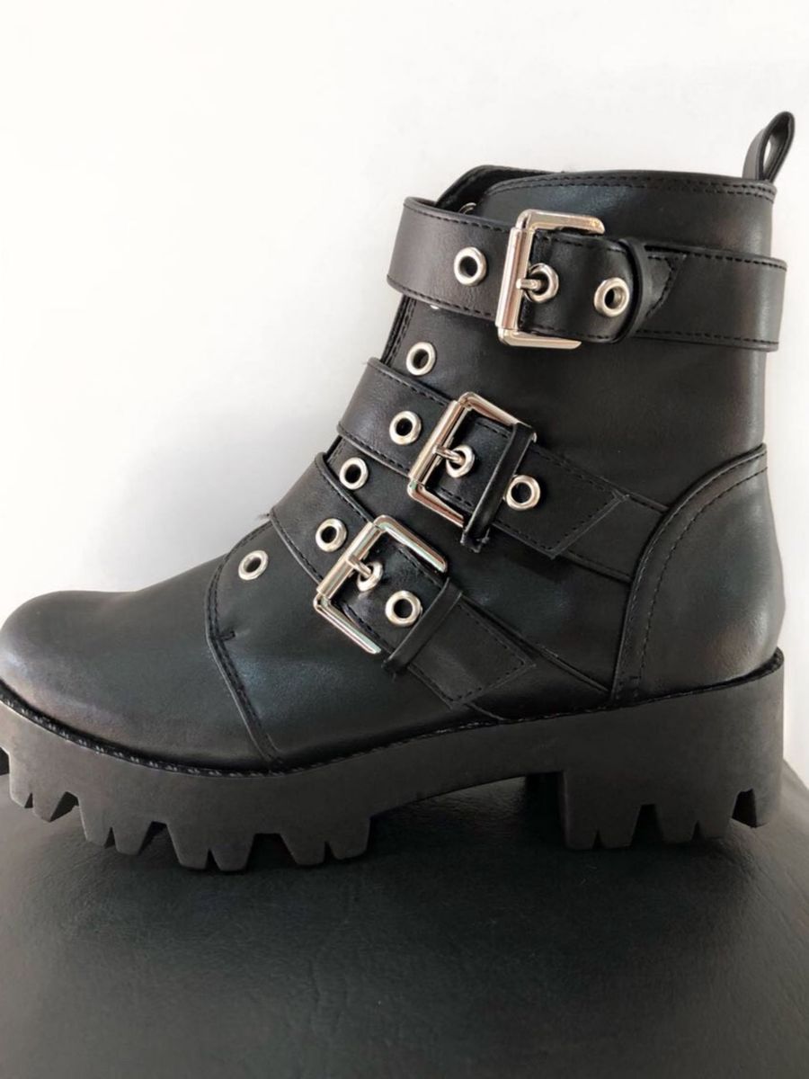 bota coturno com fivela