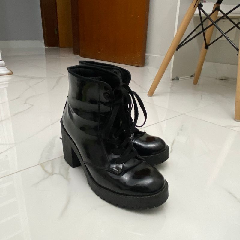 Bota best sale coturno verniz