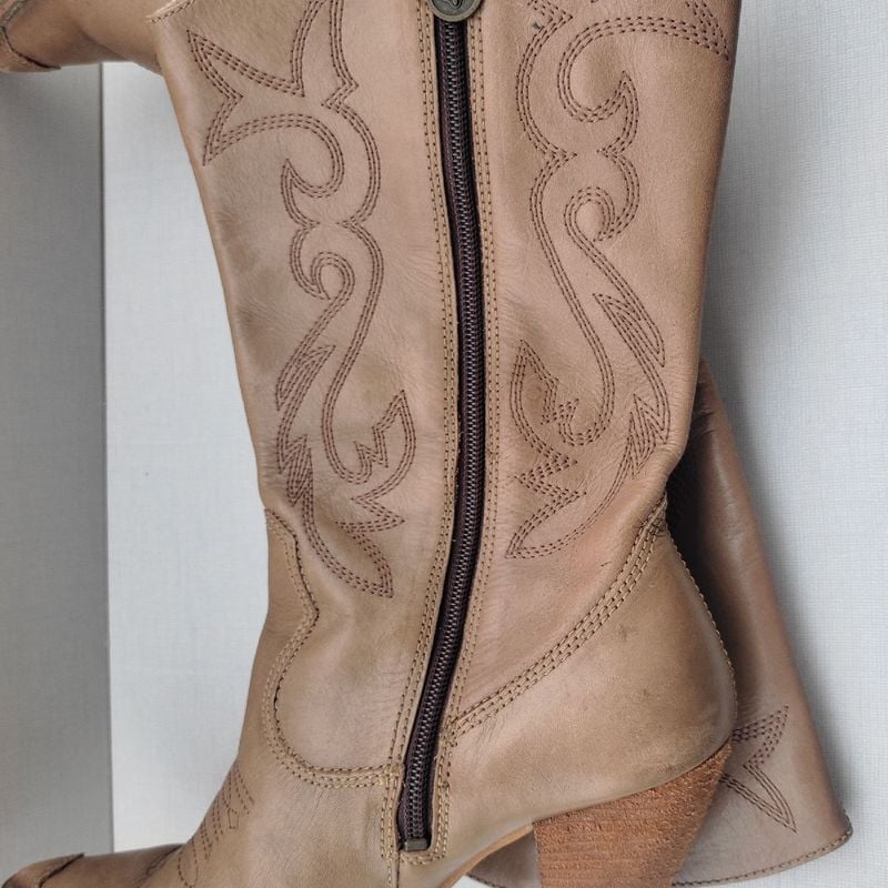 Bota fashion country cravo e canela