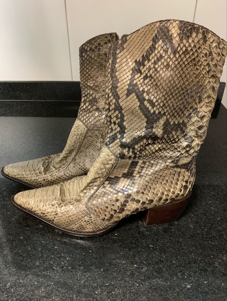 bota de couro de cobra com cabeça