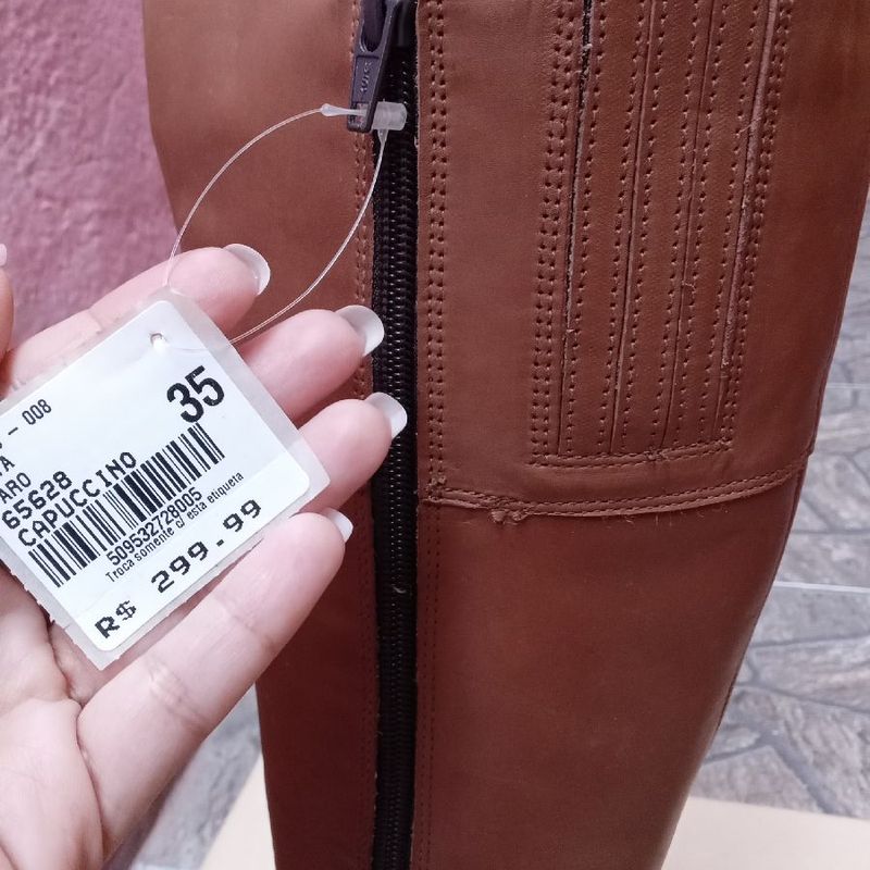 Bota feminina de couro com zíper e etiqueta lateral