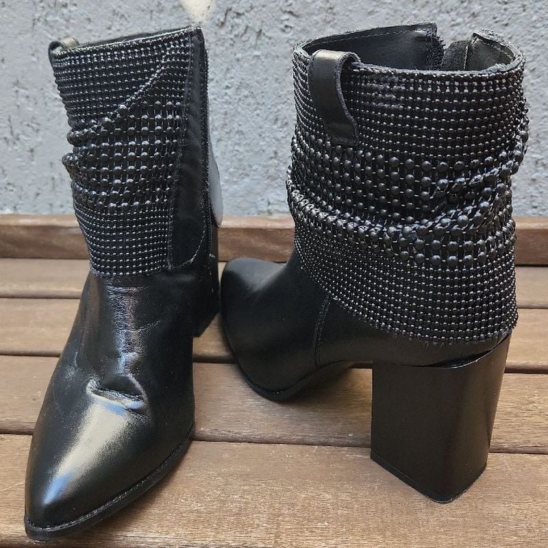 Bota Couro Malha Metal Black Lisa Bico Fino Cano Curto Salto Bota  Feminina Monopolio Usado 88085294 enjoei