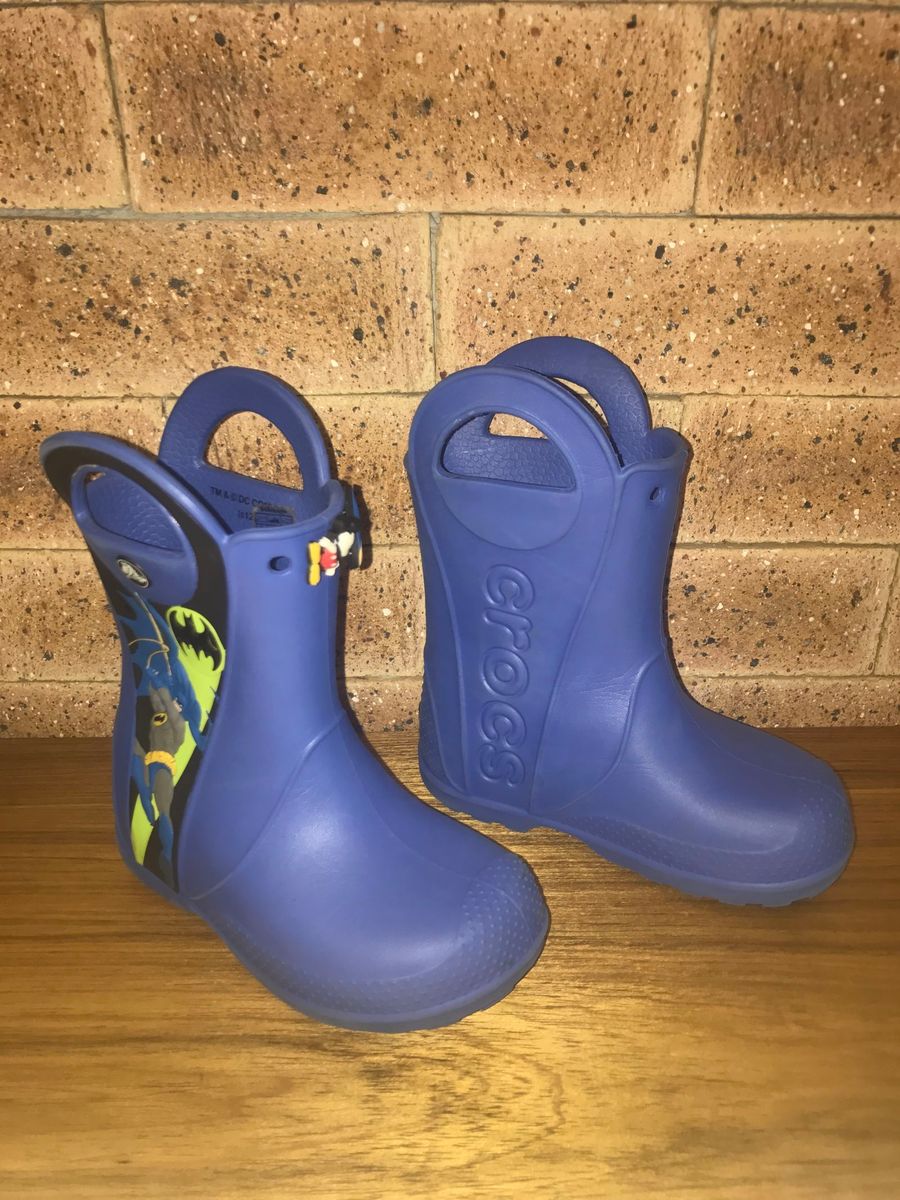 bota crocs batman