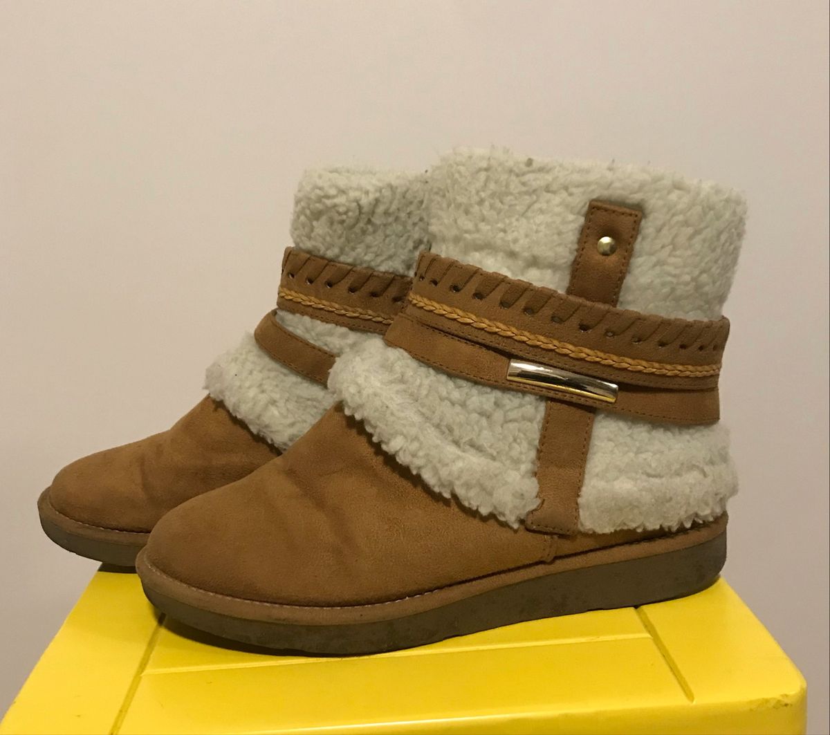 bota com pelo feminina